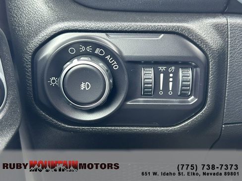 Used 2018 Jeep Wrangler Unlimited Sahara w/ Cold Weather Group image 15