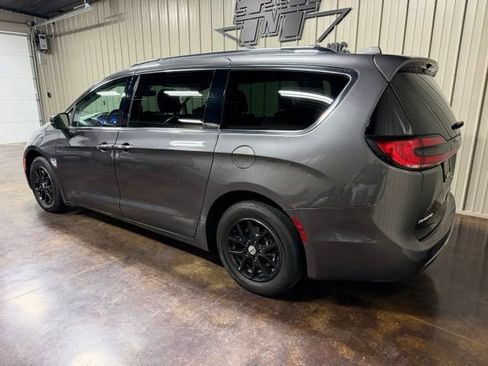 Used 2021 Chrysler Pacifica Touring-L FWD image 5