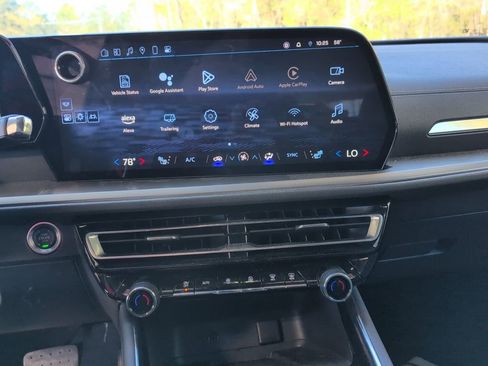 Used 2025 Chevrolet Traverse LT image 9