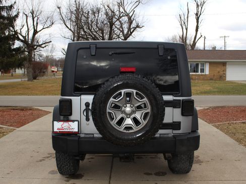 Used 2016 Jeep Wrangler Unlimited Rubicon w/ Connectivity Group image 8