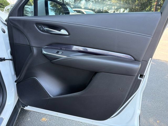 Used 2023 Cadillac XT4 Luxury w/ LPO, Onyx Lite Package FWD image 14