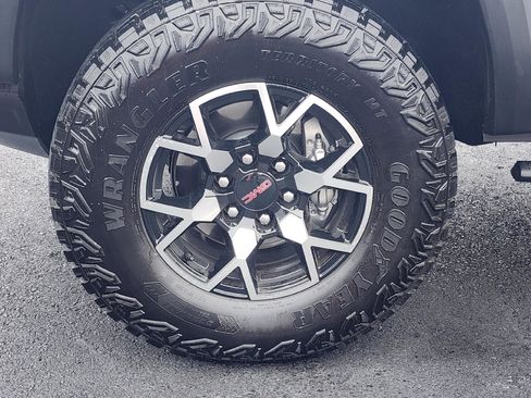 Used 2025 GMC Canyon AT4 w/ AT4X Package image 6