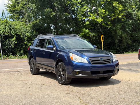 Used 2010 Subaru Outback 2.5i Premium AWD/4WD image 9