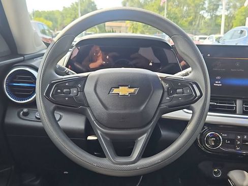 Used 2025 Chevrolet Trax LT FWD image 14