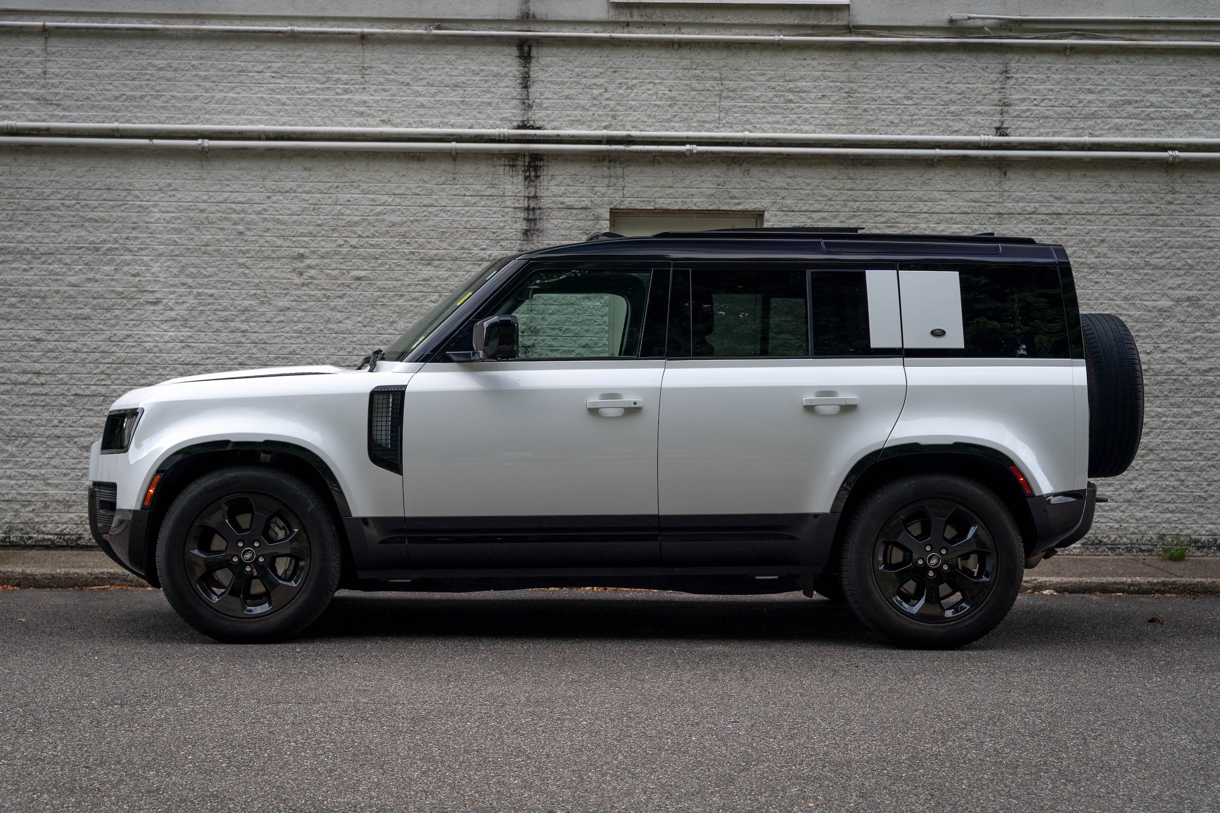 Used 2023 Land Rover Defender 110 X-Dynamic SE AWD/4WD image 4