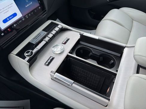 Certified 2025 Lincoln Navigator L Reserve image 30