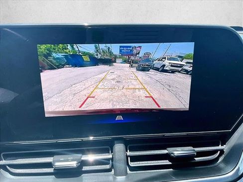 Used 2025 Chevrolet Trax RS w/ Sunroof Package FWD image 23
