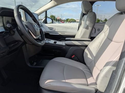 Used 2025 Toyota Sienna XLE w/ XLE Plus Package FWD image 26