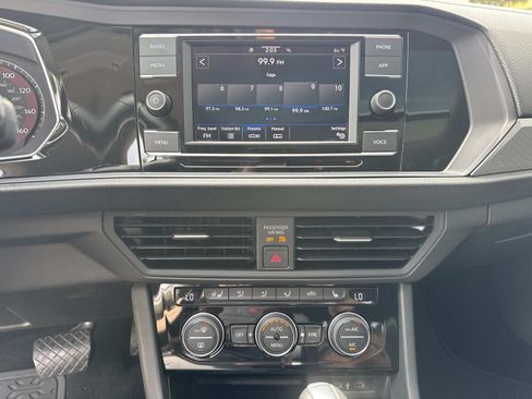 Used 2020 Volkswagen Jetta SE w/ SE Cold Weather Package FWD image 25