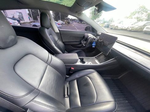 Used 2018 Tesla Model 3 Long Range RWD image 4
