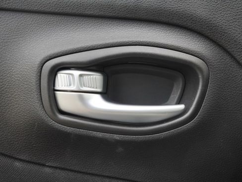 Used 2021 Jeep Renegade Latitude image 9