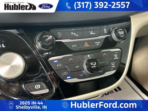 Used 2021 Chrysler Pacifica Touring-L FWD image 18