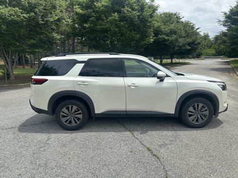 Used 2024 Nissan Pathfinder SV FWD image 4