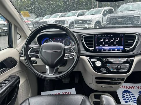 Used 2022 Chrysler Pacifica Touring-L AWD/4WD image 22