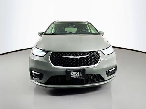 Used 2022 Chrysler Pacifica Touring-L FWD image 2
