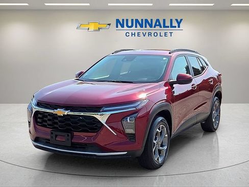 Used 2025 Chevrolet Trax LT w/ Driver Confidence Package FWD image 1
