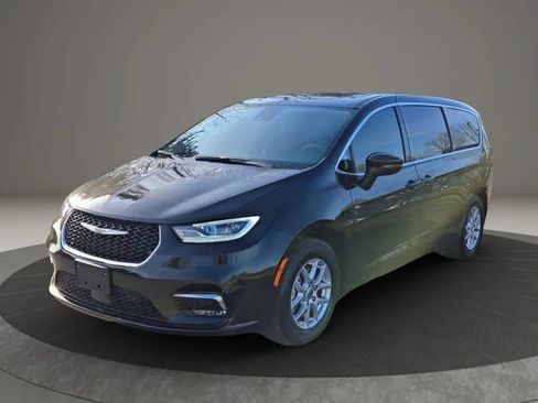 Used 2023 Chrysler Pacifica Touring-L FWD image 25