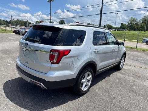 Used 2017 Ford Explorer XLT w/ Equipment Group 202A AWD/4WD image 8