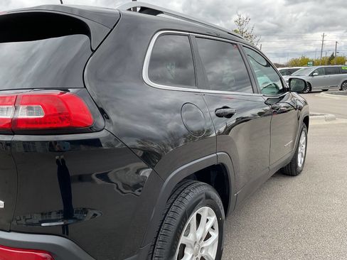 Used 2017 Jeep Cherokee Latitude w/ Cold Weather Group AWD/4WD image 8