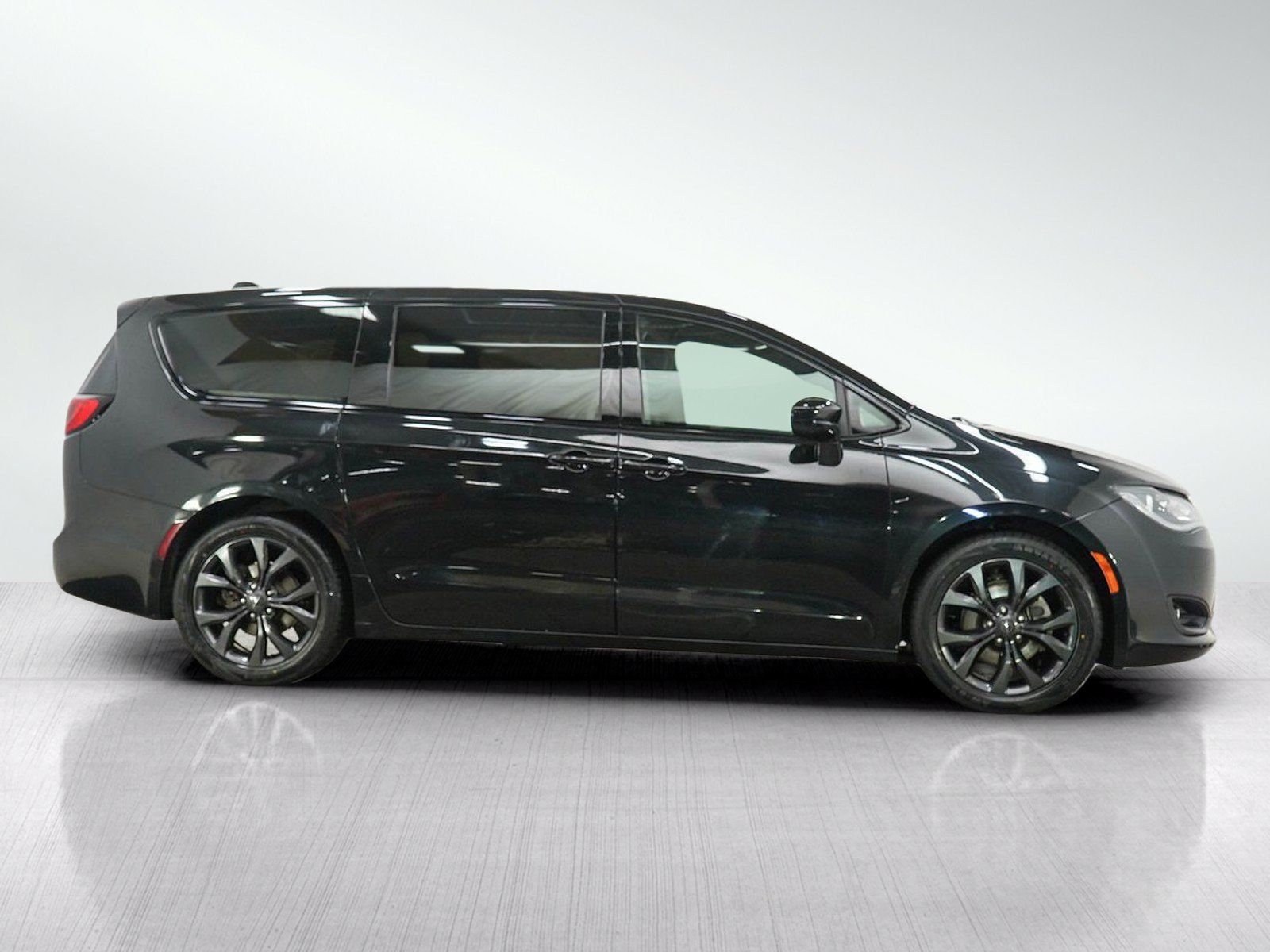 Used 2019 Chrysler Pacifica Touring Plus w/ S Appearance Package FWD image 7