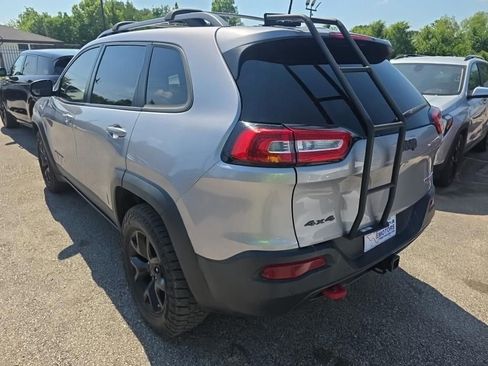 Used 2018 Jeep Cherokee Trailhawk w/ Comfort/Convenience Group AWD/4WD image 2