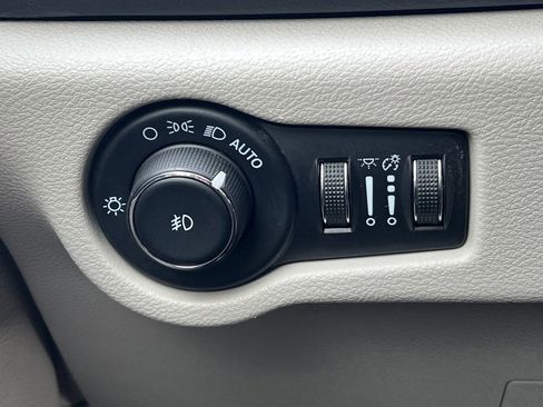 Used 2021 Chrysler Pacifica Touring-L image 14