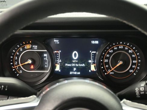 Used 2025 Jeep Wrangler Unlimited Sahara AWD/4WD image 11