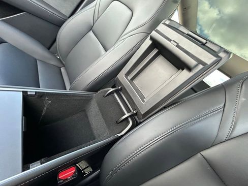 Used 2024 Tesla Model Y 2WD image 28