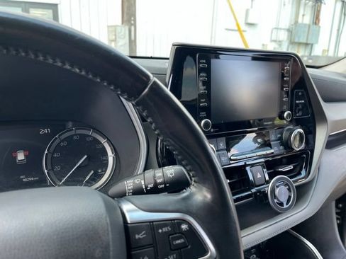 Used 2021 Toyota Highlander XLE AWD/4WD image 12