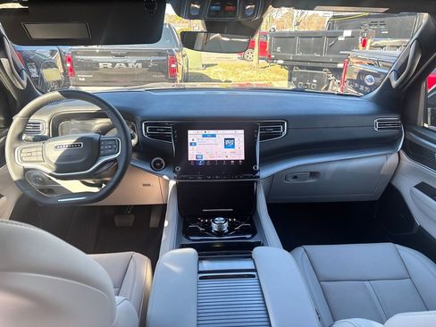 Used 2025 Jeep Wagoneer Series III w/ Quick Order Package 25C Super image 11