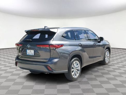 Used 2023 Toyota Highlander Limited FWD image 4