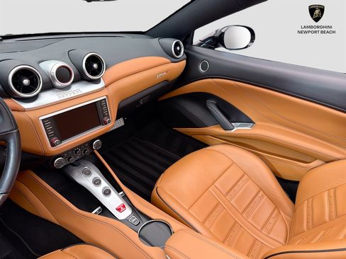 Used 2015 Ferrari California T RWD image 42