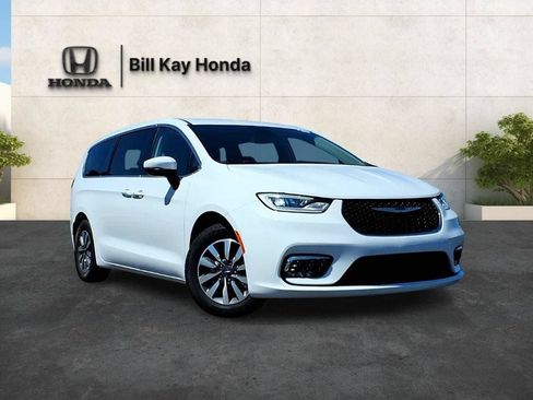 Used 2023 Chrysler Pacifica Touring-L FWD image 1