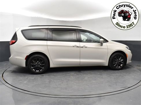 Used 2021 Chrysler Pacifica Touring-L w/ Premium & Safety Sphere Group image 6