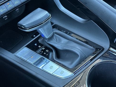 Used 2024 Hyundai Elantra Limited image 19