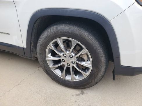 Used 2019 Jeep Cherokee Latitude Plus FWD image 4