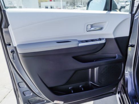 Used 2025 Toyota Sienna XLE image 20