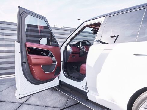 Used 2025 Land Rover Range Rover SE image 28