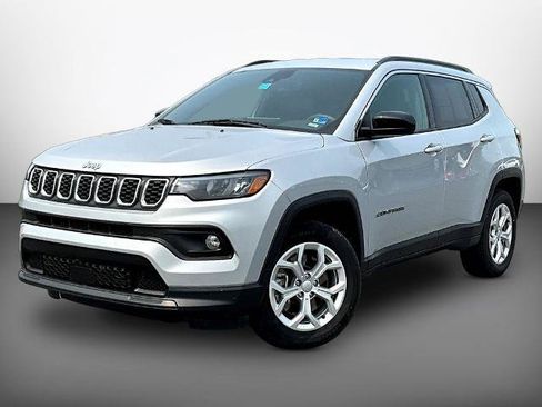 Used 2024 Jeep Compass Latitude AWD/4WD image 3