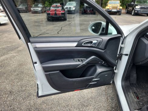 Used 2015 Porsche Cayenne Turbo AWD/4WD image 9