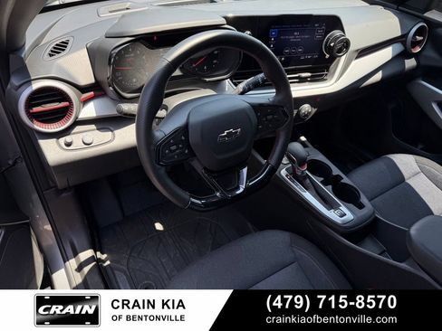Used 2025 Chevrolet Trax RS FWD image 9