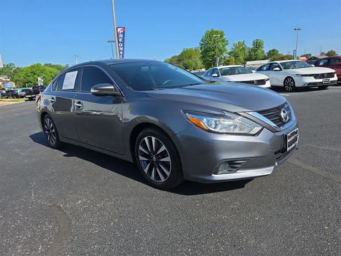 Used 2016 Nissan Altima 2.5 SV w/ Convenience Package FWD image 3