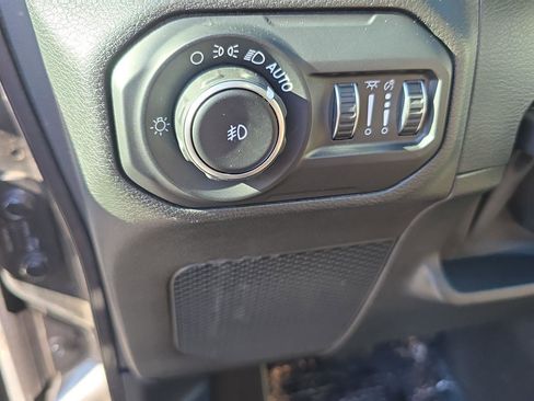 Used 2020 Jeep Wrangler Unlimited Sahara image 13