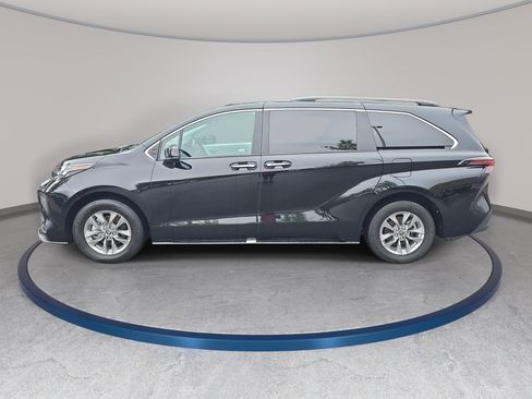 Used 2025 Toyota Sienna XLE FWD image 8