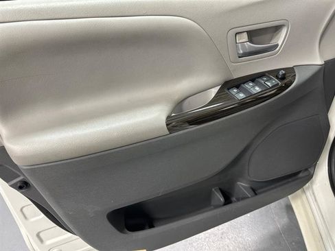 Used 2015 Toyota Sienna XLE image 23