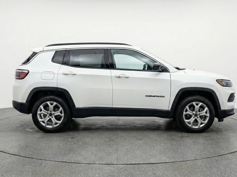 Used 2025 Jeep Compass Latitude AWD/4WD image 11