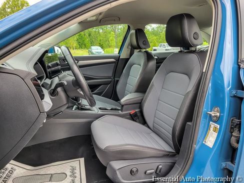Used 2025 Volkswagen Jetta SE FWD image 8