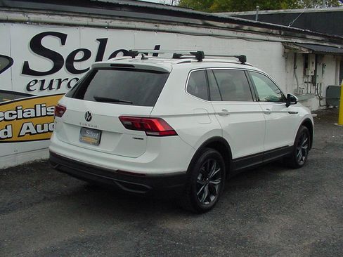 Used 2022 Volkswagen Tiguan SE image 2