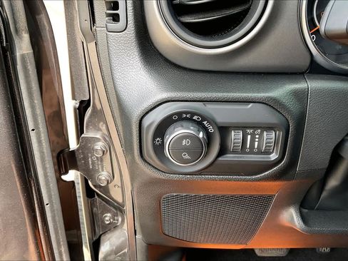 Used 2022 Jeep Gladiator Sport AWD/4WD image 32