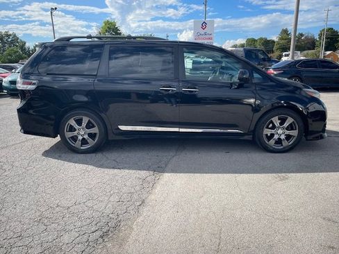Used 2017 Toyota Sienna SE image 4